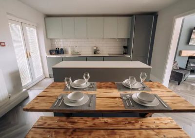 Kitchen with Bianco Aria Quartz worktop featuring subtle white and gray veining.